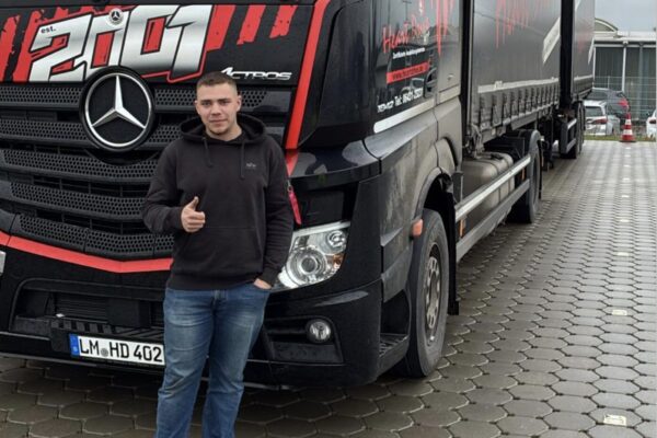 Marlon Zeigner nach bestandener LKW-Führerschein-Prüfung - cut